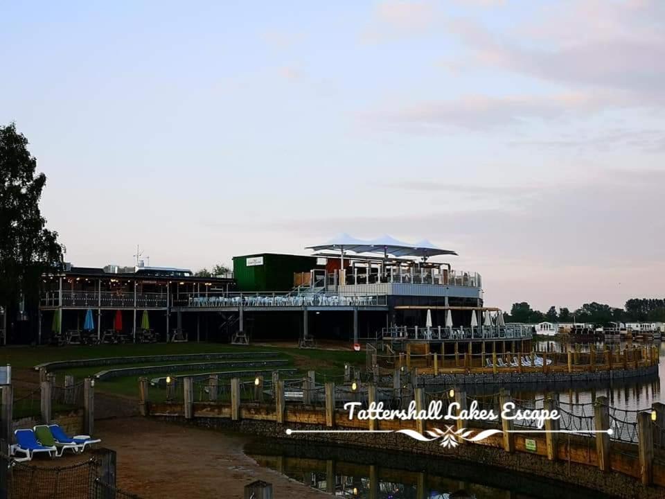 Meridian Tattershall Lakes Escape - Lakeside Lodge Caravan With A Fishing Peg Luxury Hot Tub Exteriér fotografie