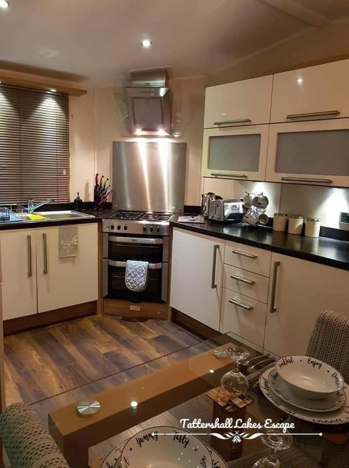 Meridian Tattershall Lakes Escape - Lakeside Lodge Caravan With A Fishing Peg Luxury Hot Tub Exteriér fotografie