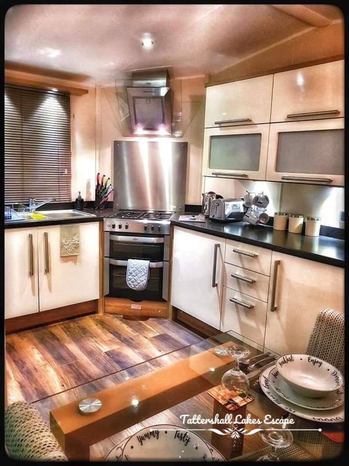 Meridian Tattershall Lakes Escape - Lakeside Lodge Caravan With A Fishing Peg Luxury Hot Tub Exteriér fotografie