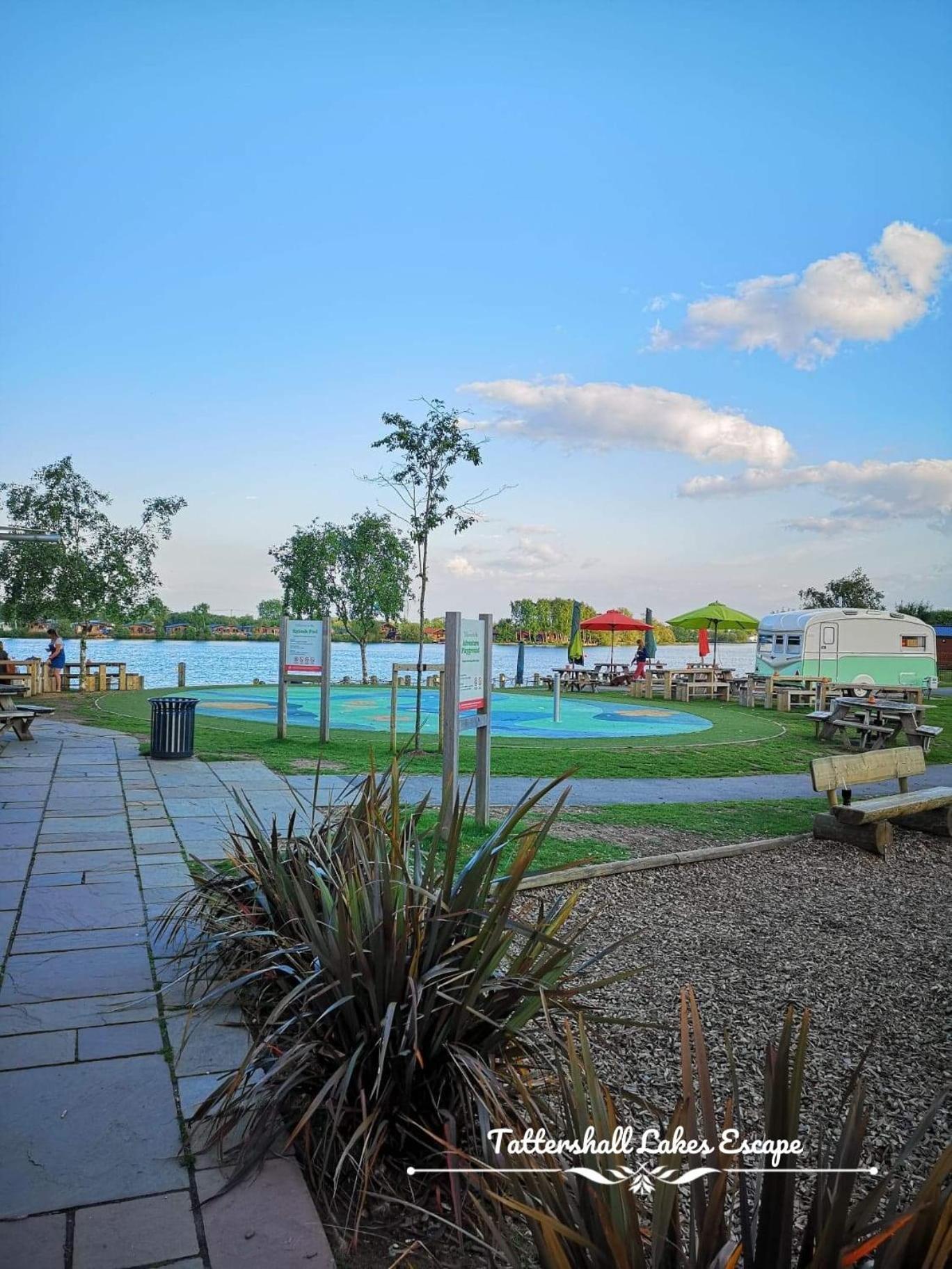 Meridian Tattershall Lakes Escape - Lakeside Lodge Caravan With A Fishing Peg Luxury Hot Tub Exteriér fotografie