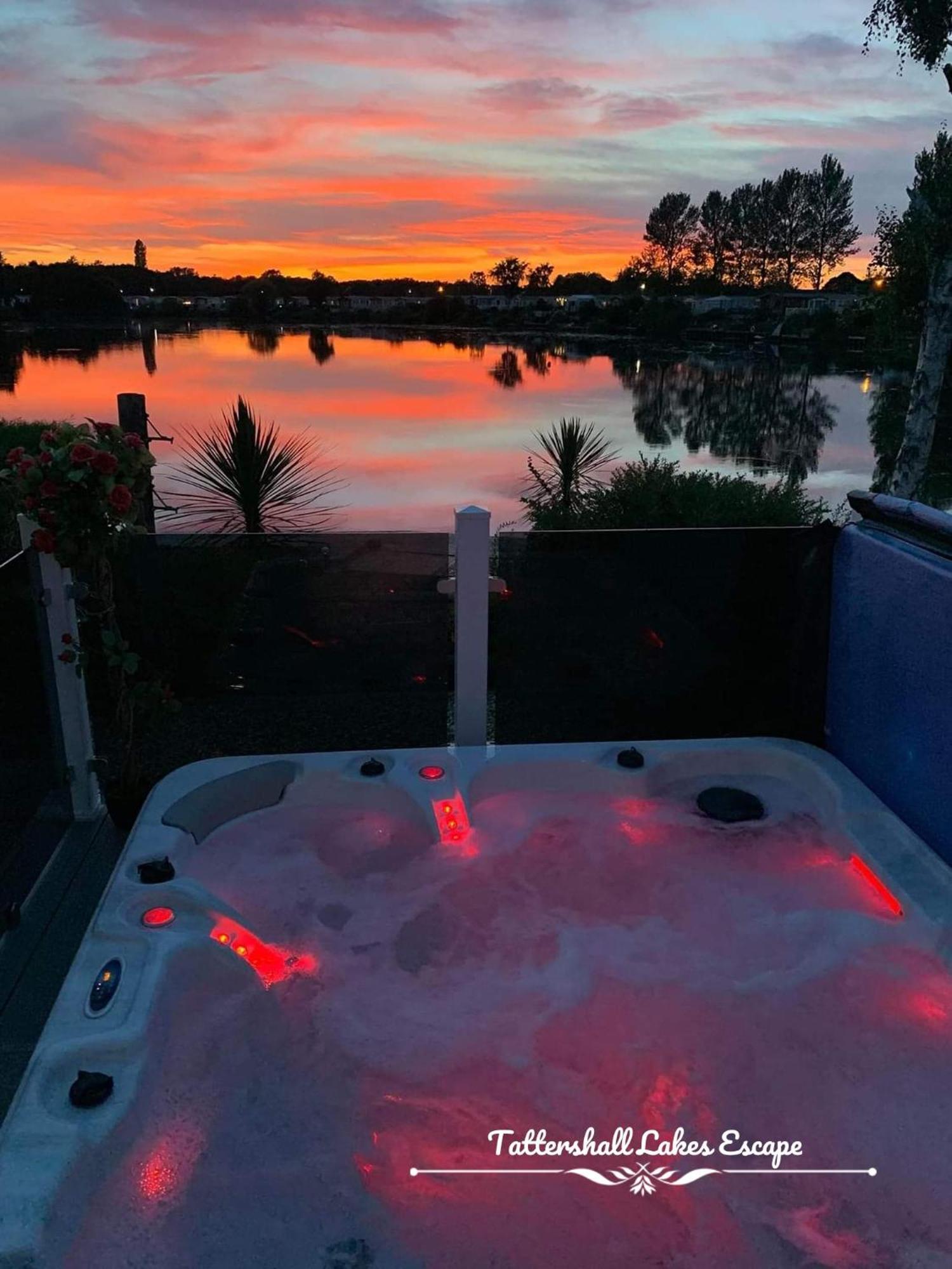 Meridian Tattershall Lakes Escape - Lakeside Lodge Caravan With A Fishing Peg Luxury Hot Tub Exteriér fotografie